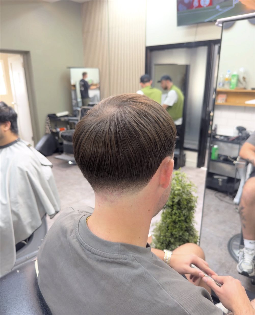 Back view of a low taper with a full, weighted top